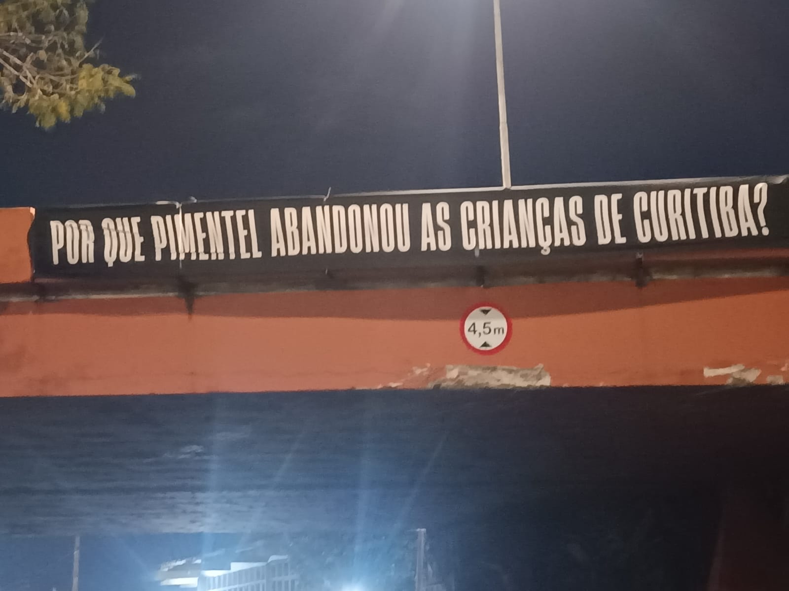 Por que Pimentel abandonou as crianças de Curitiba? A cidade acordou com essa pergunta